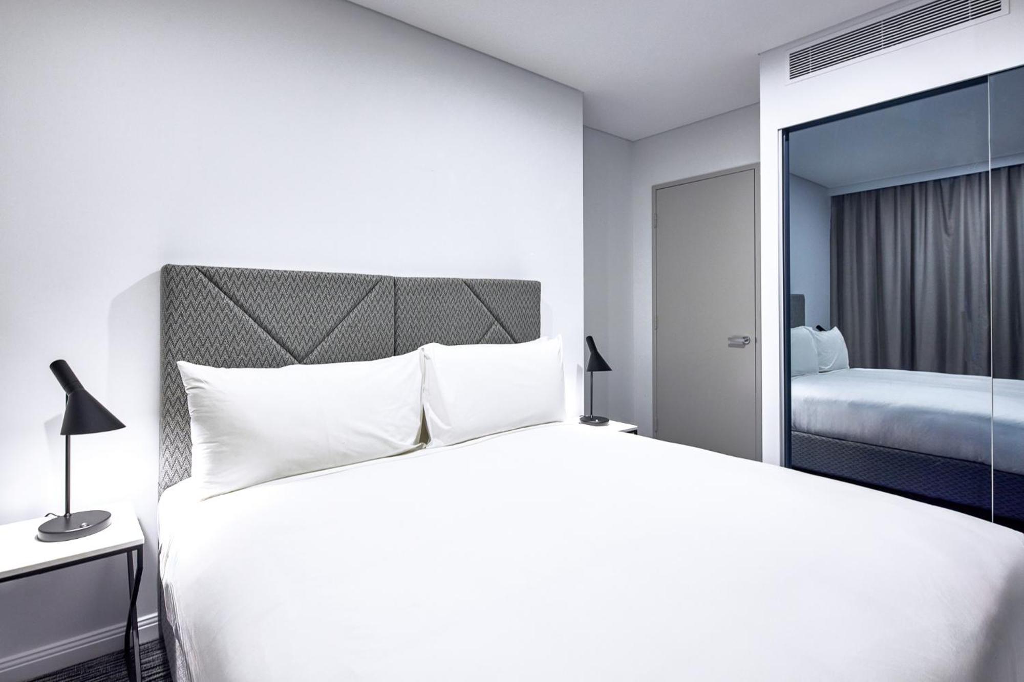 Meriton Suites George Street, Parramatta Сидни Екстериор снимка